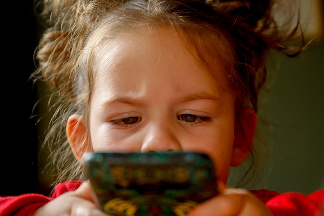 Kiedy najlepiej kupić telefon dla dziecka?
